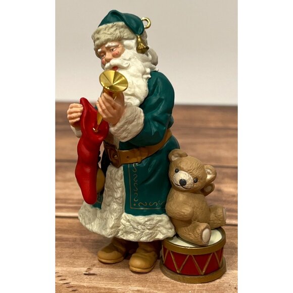 1992 HALLMARK KEEPSAKE ORNAMENT QX441-4 MERRY OLDE SANTA TEDDY BEAR STOCKING - Picture 1 of 9